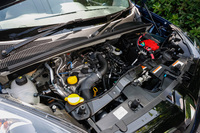 「ゼンEDC」に搭載される1.2リッター直4直噴ターボエンジン。最高出力115ps、最大トルク19.4kgmという数値は6MT仕様と同じだが、最大トルクの発生回転数はより低い1750rpmに抑えられている。