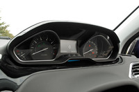 メーターのデザインも個性的。ドライバーは、天地方向につぶれた楕円（だえん）形ステアリングホイールの頭越しに、これら計器を眺めることになる。