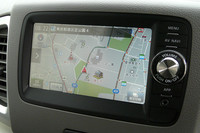 オプションで用意される新開発のカーナビゲーションシステム。バックモニターやワンセグ放送の受信、オーディオの操作機能なども備わる。