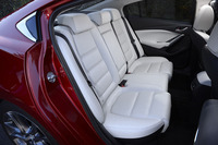 「アテンザセダンXD Lパッケージ」の後席。トランクルーム側のロックを解除することで背もたれを倒し、荷室容量を拡大することもできる。