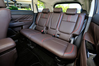 リアシートにはリクライニング機構が備わる。