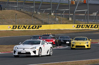 サプライズとして行われた、SUPER GTドライバーが駆る5台の市販仕様の「レクサスLFA」による模擬レース。後方に見える6台目は、「レクサスIS F」のセーフティカー。