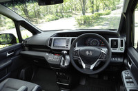 「Zクールスピリット」の内装は、専用スウェード調ファブリック＆グランスムースコンビシート、本革巻きステアリングホイール＋専用ステッチ、本革巻きセレクトレバー＋専用ステッチなどにより、スポーティー感が高められている。