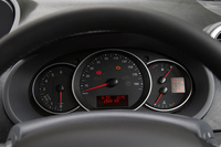 
	メーターは3眼式。エンジン回転計のレッドゾーンは、同じエンジンを搭載する「ルーテシア」では6000rpmからだが、「カングー ゼンEDC」では5000rpmからとなる。
	