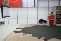 左のディスプレイを見ながら、レーザーで革の型どりをする。