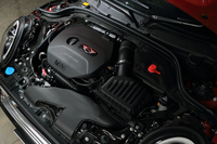 「クーパー」に搭載される1.5リッター直3ターボエンジン。従来モデルの1.6リッター直4自然吸気エンジンと比べ、最大トルクを約40％向上させつつ、同時に燃費も約15％改善している。
    