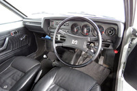 「レオーネ クーペRX」のインテリア。基本的な操作方法は現代のMT車と同じ。ステアリングの向こうの4連メーターが、スポーティーな雰囲気を漂わせる。