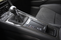 シフトフィールは剛性感に満ち、かつ通常モデルより操作力を要する。聞けば、シフトノブは20mm短縮されているという。