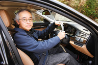 自動車ライターの下野康史氏。7シリーズの軽快な走りに好感を示した。
