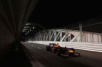 またしても自滅するかっこうとなったレッドブル。予選ではセバスチャン・ベッテル（写真）が2位、マーク・ウェバーは4位につけ、中位に沈んだブラウンを尻目に期待をもってレースにのぞんだ。だがベッテルはスタートでニコ・ロズベルグに抜かれ、ピットではスピード違反でペナルティを受け、何とか挽回しての4位ゴール。ウェバーは最終的にブレーキが壊れクラッシュ、リタイア。残り3戦、ベッテルは大逆転へのわずかな希望を胸にブラウンと対決する。3戦全勝しても最高30点。ポイント差は25点もある。（写真＝Red Bull Racing）