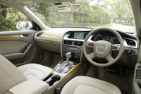 本革シート、フロントのシートヒーター、ウッドパネルは「SEパッケージ」と呼ばれる35万円のオプション。バング＆オルフセンサウンドシステムが15万円、ガラスサンルーフが17万円のオプション。