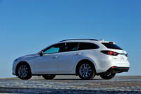 【アテンザワゴン20Sのオプション装備】ディスチャージヘッドランプ＋アダプティブ・フロントライティング・システム＋ヘッドランプユニット内シグネチャーLEDランプ＋自動防眩ルームミラー＝7万3500円／スマート・シティ・ブレーキ・サポート＆AT誤発進抑制制御＋リア・ビークル・モニタリングシステム＋スマート・ブレーキ・サポート＆マツダ・レーダー・クルーズ・コントロール＝15万2250円／ハイビーム・コントロール・システム＋レーン・デパーチャー・ワーニング・システム＝5万2500円／ボディーカラー＜スノーフレイクホワイトパールマイカ＞＝3万1500円