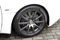 グロスアンスラサイトの10スポーク鍛造アルミホイールは、36万円のオプション。アルミホイールはほかに、シルバーの5スポーク鋳造、シルバーの10スポーク鍛造、ステルスグレーの5スポーク鋳造が選べる。サイズはいずれも、フロント18インチ、リア19インチの異径となる。