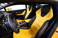 イエローとブラックのツートンに彩られたシートは、スポーティーな雰囲気を演出する。