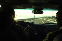 
	写真上：シボレー「トレイルブレイザーEXT LT」
	写真下：トレイルブレイザーに試乗する、自動車テクノロジーライターの松本英雄氏（右）と、webCGエグゼクティブディレクター大川悠
	 