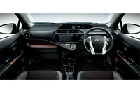 「アクアX-URBAN」（オプション装着車）のインテリア（アクセント：オレンジ）。