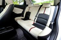 「XDツーリング Lパッケージ」の後席。先代型のユーザーから不満が出ない広さを確保したというが、同じBセグメント車の「ホンダ・フィット」や「日産ノート」などとは居住性の“狙いどころ”が異なっている。