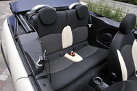 リアヘッドレストの後方に備わる「ロールオーバーバー」。格納式になったことで、後方視界もカイゼン。横転の危険を感知すると0.15秒で飛び出す。