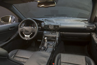 横基調のインパネデザインは今のレクサス流。液晶モニターは黒いカバーがかけられておりサイズが確認できない。