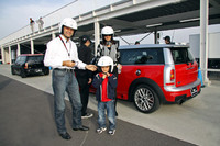 プロドライバーの運転するMINIで、1周約1.3kmのコースを2周する「レーシングタクシー」。サーキットイベントではおなじみのプログラムだが、特筆すべきは参加人数。このファミリーを含め、なんとのべ450人もの来場者を楽しませた。