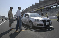 フォーメーションラップを前に、ダミーグリッドにつく『CG』加藤。写真右に立っているのは、大谷達也副編集長と『NAVI』高平高輝編集長。奥の女性は、CG加藤の奥様である。加藤は8位から6位に順位を上げてフィニッシュした。