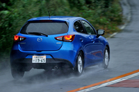 ステアリングの手応えと直進安定性の改善を目的に、フロントサスペンションのキャスター角は従来型の3.3度から5.0度に“ハイキャスター”化された。