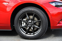 足元の仕様はほかのグレードと同じで、6.5J×16インチの8スポークアルミホイールに、195/50R16サイズの「ヨコハマ・アドバンスポーツV105」の組み合わせとなる。