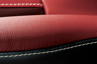 赤いレザーシートの「レクサスHS250h」が登場の画像