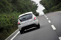 タイヤサイズは前後共に185/55R15となる。テスト車にはグッドイヤーのエコタイヤ「エフィシェント・グリップ」が装着されていた。