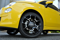 タイヤサイズは195/45R16。「アバルト500」シリーズと同サイズになる。テスト車には「コンチプレミアムコンタクト2」が装着されていた。