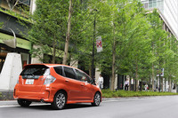 「フィットハイブリッドRS」の燃費（JC08モード）は、CVT車が22.2km/リッターで6MT車が20.0km/リッター。ちなみに、1.3リッターガソリンエンジンを電気モーターがサポートする「フィットハイブリッド」（CVTのみ）は、26.4km/リッターを記録する。