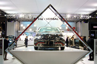銀色に輝く「iQ×VERBALコラボカー」を中央に据えた、トヨタのブース。