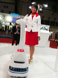 日本精工の「LIGHBOT」。目が不自由な人を誘導するのが目的だが、その先に見据えるのは、自動運転技術。