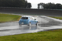 特殊な形状の「オロジック」は、前輪の切れ角や乗り心地の対する影響などから、「BMW i3」のように車体側にもそれに合わせた設計が必要となる。
    