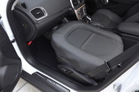 背面下端のロックを解除した助手席は、写真の状態にまで前屈できるようになる。これにより、助手席を含めた多彩なシートアレンジが可能となる。