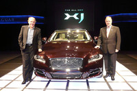 XJを手がけたジャガーカーズ社デザインディレクターのイアン・カラム氏（左）。右はジャガー・ランドローバー・ジャパンのデービッド・ブルーム代表取締役社長。