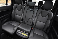 3分割可倒式の2列目シート。中央の座席には、子供が座ることを想定したインテグレーテッドチャイルドクッションが備わる。