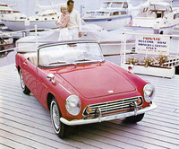 続いて63年10月に発売されたホンダ初の市販乗用車が「S500」。直4DOHC4キャブレター531cc・44psエンジンを搭載したオープン2座スポーツ。翌64年3月にはエンジンをスケールアップした「S600」に、66年1月には「S800」に発展した。