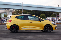 サイドビュー。リアのドアノブが目立たないデザイン処理のおかげで、5ドアながらクーペのようなたたずまい。