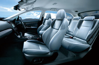 ブライトパール内装。シルバー基調のレザーとブルーステッチによって、インテリアの質感を高めた。