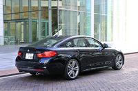 「クーペのスタイリングと4ドアセダンの機能性を融合させた」という「4シリーズ グランクーペ」。日本では2014年6月に発売された。