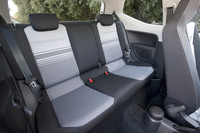 リアシートは分割可倒式。格納すると、通常251リッターの荷室容量を最大951リッターまで拡大できる。