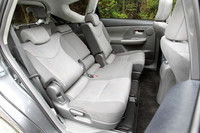 6：4分割可倒式の2列目シート。最大45度までリクライニングし、前後に180mmのスライドが可能。