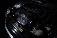 「クーパー」に搭載される1.6リッター4気筒NAエンジン。BMWの「バルブトロニック」を応用した可変バルブ制御システムによって制御される。