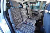 シートレイアウトは「ゴルフトゥーラン」から変更なし。2列目は3座すべてが独立しており、個別に前後スライドが可能なほか、ダブルフォールデングで前倒しし、荷室スペースを拡大できる。