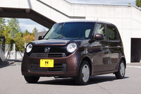 こちらは「プレミアムディープモカ・パール」のモデル。ボディーカラーは11種類の単色に加え、5種類の2トーンカラーが選べる（2トーンカラースタイル）。