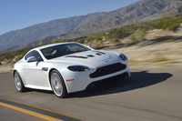 従来の「V12ヴァンテージ」と比較して、動力性能が大幅に向上した。0-100km/hは4.2秒から3.9秒へ、最高速は305km/hから330km/hへそれぞれ引き上げられた。