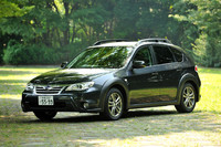 専用デザインのバンパー、フロントグリル、ルーフレール、ウレタン製ホイールアーチなどが採用されている。