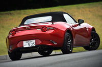 1トンを切る車重が目を引くベースグレードの「S」。MT仕様のみが用意される。
    