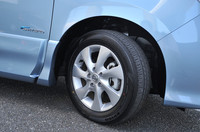 マイナーチェンジに合わせて転がり抵抗の低いエコタイヤが採用された。サイズは195/60R16。